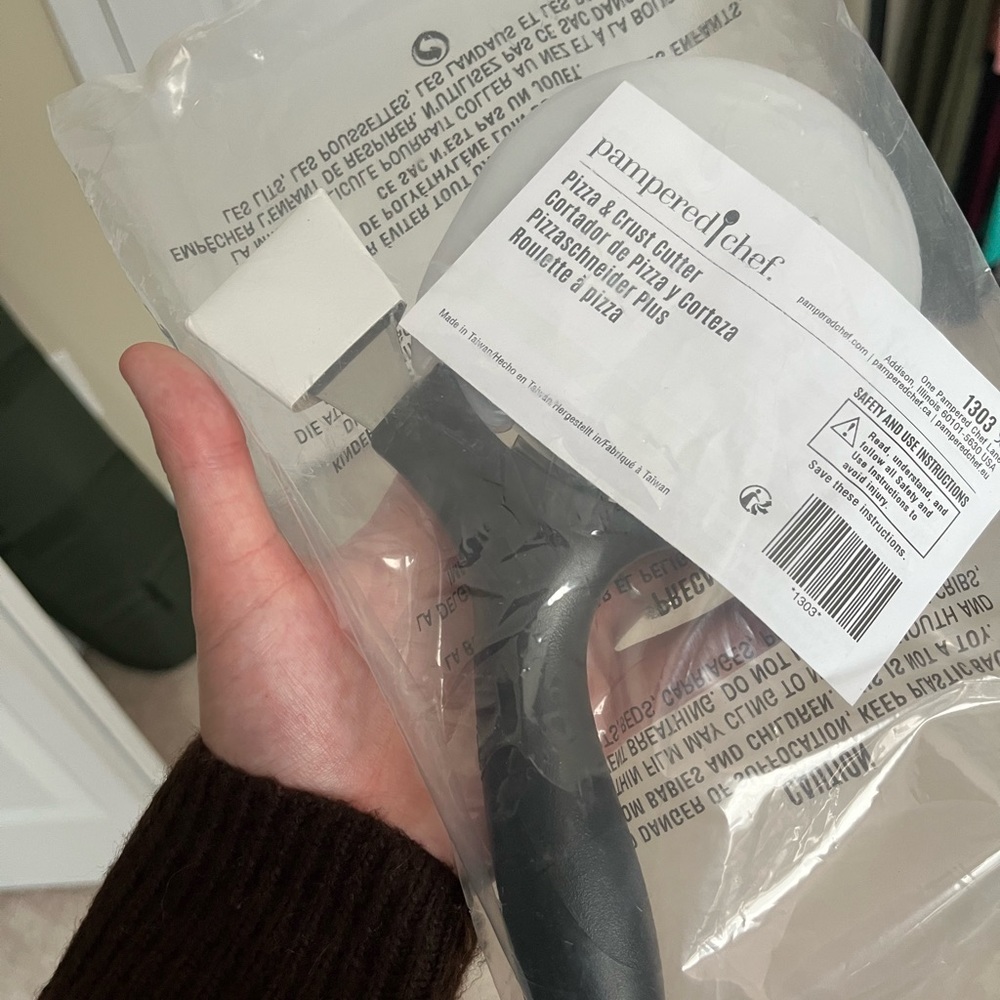 Pampered chef pizza/crust cutter